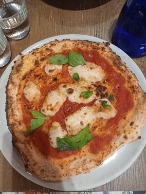 Vegan margarita pizza at Frankie's in Sorrento
