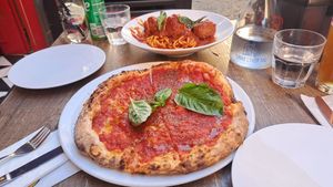 Pizza marinara at Frankie's in Sorrento