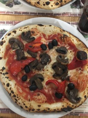Vegan pizza with mushrooms, olives and bell peppers at Frankie's in Sorrento