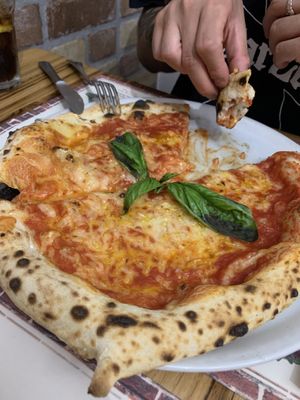 Margherita pizza at Frankie's in Sorrento
