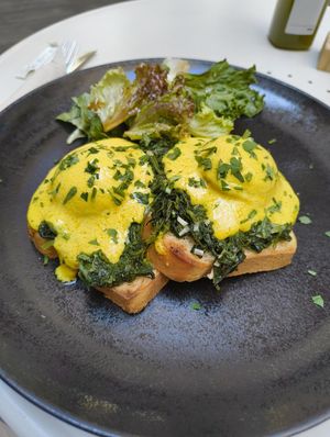 Eggs florentine at Flow Specialty Coffee Bar & Bistro in Budapest