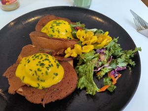 Benedict eeg with ham at Flow Specialty Coffee Bar & Bistro in Budapest