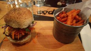 Hamburger Sargaço com batata doce at Sailorman and Friends in Povoa De Varzim