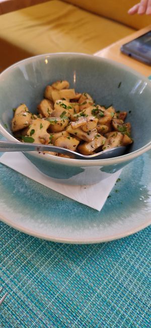 Cogumelos frescos ao alho at Sailorman and Friends in Povoa De Varzim