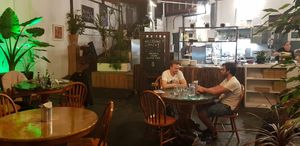 Great vibe at the Plant Club with lovely serving. People are nice and friendly, chill music and italian food absolutely incredible! Try the Regina pizza and its truffle oil with ta at Plant Club in North London