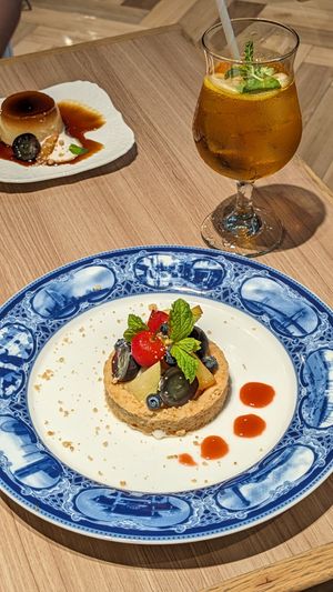 Fruit Tart (beautiful plate as well, from Takarada in the same area) at M's Table in Yokohama