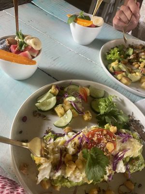 Avocado Toast mit Ei und einer kleinen Smoothie Bowl  at Banana Chill in Kandy
