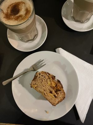 Apfel-Walnuss-Kuchen (vegan)  at Das Möbel Café  in Vienna