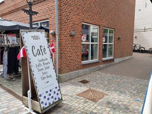Sign leading to cafe at Spiseriget in Varde