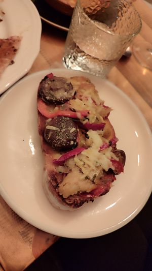 Tosta de eura con champiñones,pimientos y queso vegano at XES in Ourense