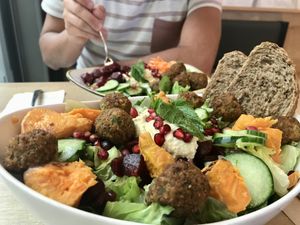 Falafel Bowl und Falafel Tahini   at Dean & David - Wiener Platz Am Hauptbahnhof in Dresden