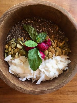 Mango smoothie bowl at Kayu Lembongan in Lembongan