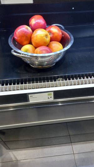 äpfel (überteuert) at backWERK - Petersstrasse in Leipzig