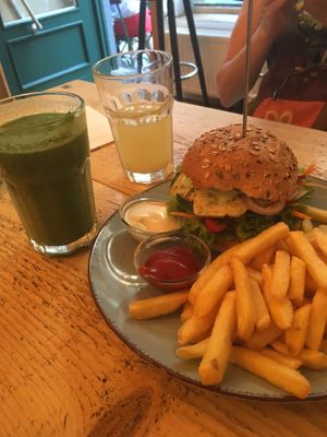 Thai burger, Green Glow Smoothie, und hause gemachte limonde  at LoveBurger in Berlin