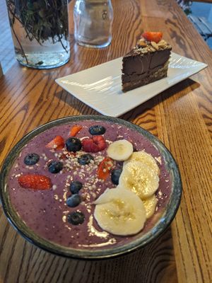 Smoothie bowl and peanut butter cake at VegB12 in Tallinn