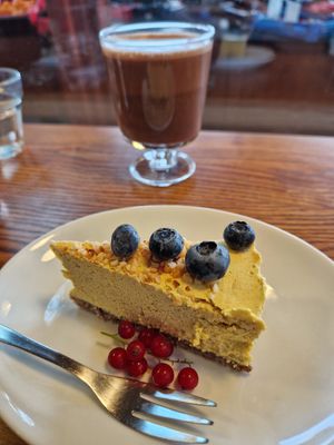 Raw mango cake at VegB12 in Tallinn