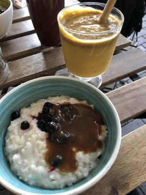 Oatmeal and smoothie at VegB12 in Tallinn