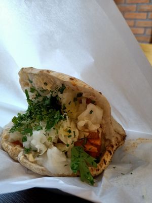 Broodje hummus salade at Hummusbar in Sofia