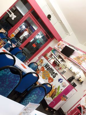 Restaurant with 2 stages at Waffles Folies in Paris