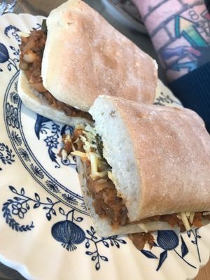 Sloppy joes, jackfruit, lentils, cheese 🤤🤤🤤 at Plantarium Cafe in Stratford-upon-avon