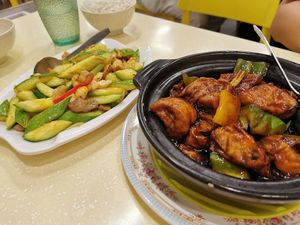 Dinner dishes at Good Vegetarian Restaurant 上善素餐廳 in Hong Kong Island