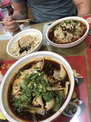 Sweet noodles, Sichuan noodles & wonton soup at Su Shan Mian 素山面素食 - 雅仕苑店 in Chengdu