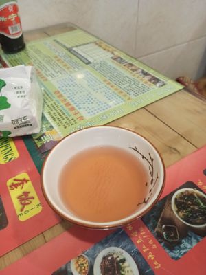Complimentary broth at Su Shan Mian 素山面素食 - 雅仕苑店 in Chengdu