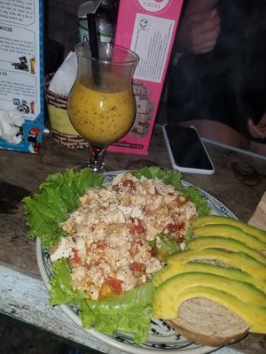 Scrambled tofu with bread and avocado, with mango passionfruit smoothie (with coconut water) at T-Pub in Ninh Binh