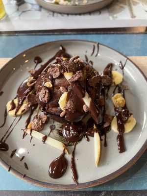 Muffin aux poires et figues séchées, sauce chocolat  at Biogstore in Nice