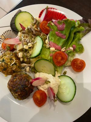 falafel, houmous, crudités tahini at Biogstore in Nice