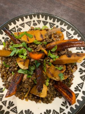 Lentilles saucisses, carottes au miso at Biogstore in Nice