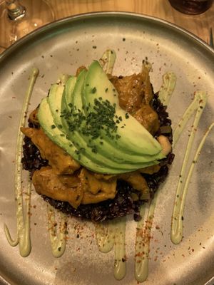 Curry de heura y aguacate con arroz negro salvaje🥰 at Avocado Love in Madrid