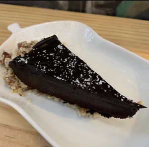 Tarta crudivegana de chocolate y aguacate. at Avocado Love in Madrid