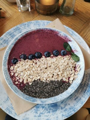 Smoothie-Bowl (vegan, 9€) at Wilma Wunder in Dusseldorf
