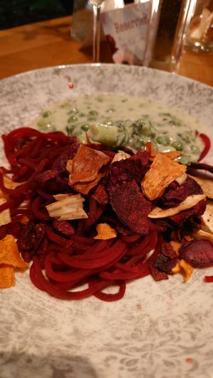 Rote-Bete-Spaghetti mit Edamame-Gemüse-Sauce at Wilma Wunder in Dusseldorf