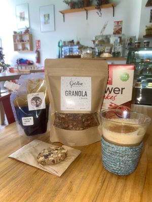 café con jengibre, galleta de chocolate y nuez, granola chocolate, chocolate artesanal   at Vegano De Altura in Quito