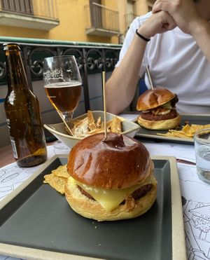 Hamburguesa vegana con queso vegano  at Tintoreria Hamburgueseria in Ribes De Freser