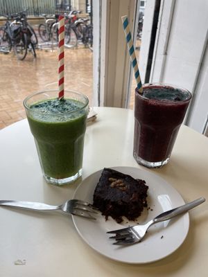 Veganer Brownie und zwei Smoothies  at Caressa in Vitoria Gasteiz