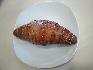 Croissant vegano de quinoa at Estel De Mar in Barcelona