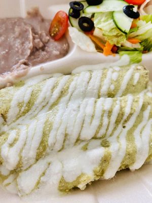 Enchiladas suizas rellenas de champiñones, frijoles molidos y ensalada fresca 😋 at Vegan Center in Hermosillo