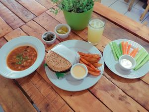 Hamburguesa de Portobello o de Avena, con papas Sazonadas horneadas, Palitos de vegetales con Ranch Vegano, chilibeans  con cebollín y agua de piña... los esperamos ¡¡¡
Puede  at Vegan Center in Hermosillo