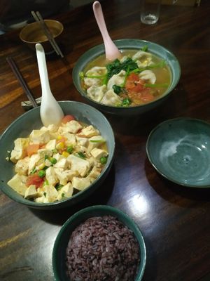 Toufu and dumpling soup at Shān Cǎi SùShí in Guangzhou