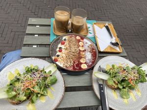 Sauerteig rot mit smashed Avocado, Granola-Bowl  at filtro in The Hague