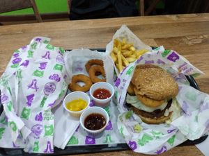 2 Hamburger mit Vollkornbrötchen und 1x Pommes mit Kräutern und Zwiebelringen at Novos Veganos - Pinheiros in Sao Paulo