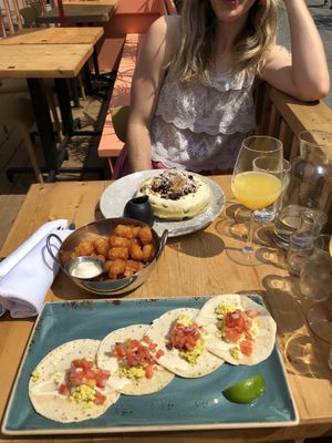 Brunch, gaufre sucrée et tacos 🤗  at Bistro Tendresse in Montreal