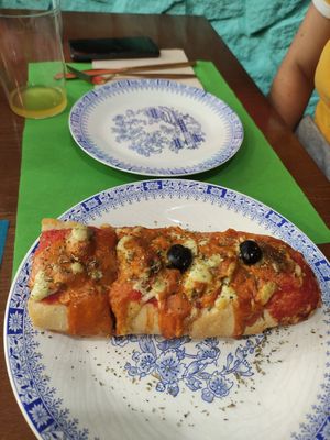 Pan de ajo-pizza at Mostaza y Media in Gijon
