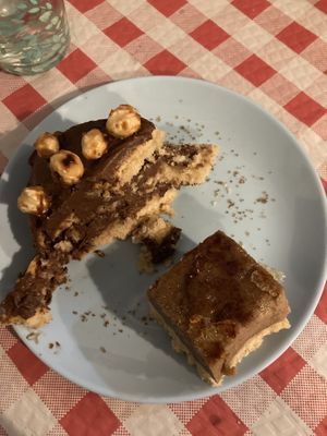 Tartas choco-cacahuete y Gijonesa (a la mitad cada una)  at Mostaza y Media in Gijon