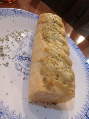 pan de ajo con aj i oli at Mostaza y Media in Gijon