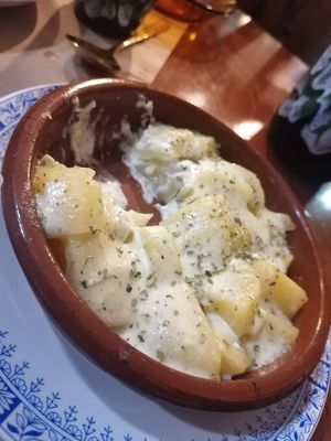 patatas con aj i oli at Mostaza y Media in Gijon
