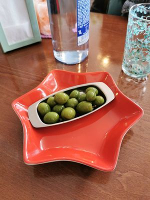 Aceitunas de cortesía at Mostaza y Media in Gijon